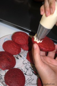 red velvet whoopie pie pipeing